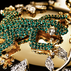 Green Crystal decorated Gecko on the top of cup passion de'L amour fragrance. Luxury decoration that make fragrance luxury 